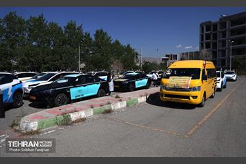 رژه خودرویی تاکسیرانان تهران برای بیعت با رهبر انقلاب 33