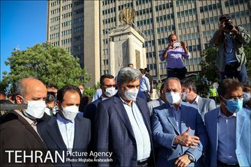 نصب اولین یادبود شهدا در میدان امام خمینی 13