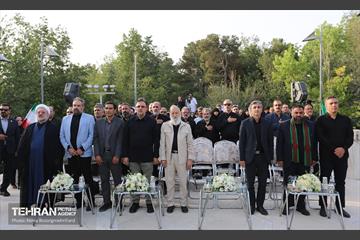 اهتزاز پرچم عزای حسینی بر فراز برج پرچم ایران 36