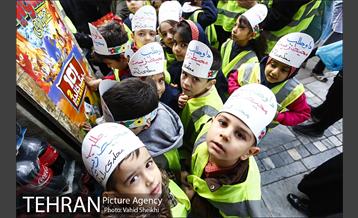 پاکسازی خیابان ولیعصر به مناسبت روز جهانی داوطلب 8