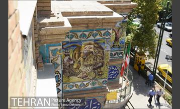 بازدید اعضا شورای شهر از محوطه سردرب باغ ملی و میدان مشق 9