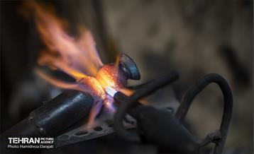 جنس تیغه ‎ها از فنر است اما بقیه قسمت‏ها از آهن است که گداخته و حالت داده می ‎شود.