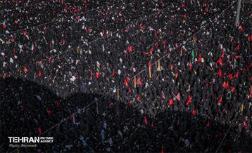 مراسم اقامه نماز بر پیکر آقای شهید ایران 11