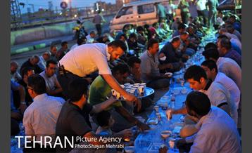 افطاری ساده در پایانه تاکسیرانی صادقیه 19