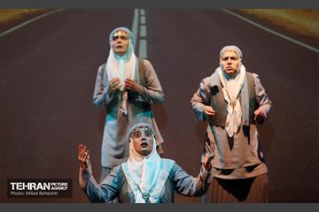 نمایش پیرزنی که در زمین خانه داشت‎ 18