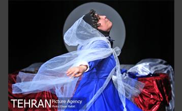 نمایش “کلفت ها” در خانه هنرمندان 23