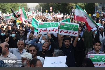 راهپیمایی نمازگزاران نماز جمعه تهران در اعتراض به حوادث اخیر