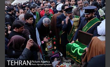 غبارروبی مزار شهدای آتش نشان باحضور خادمین حرم معصومه (س) 19