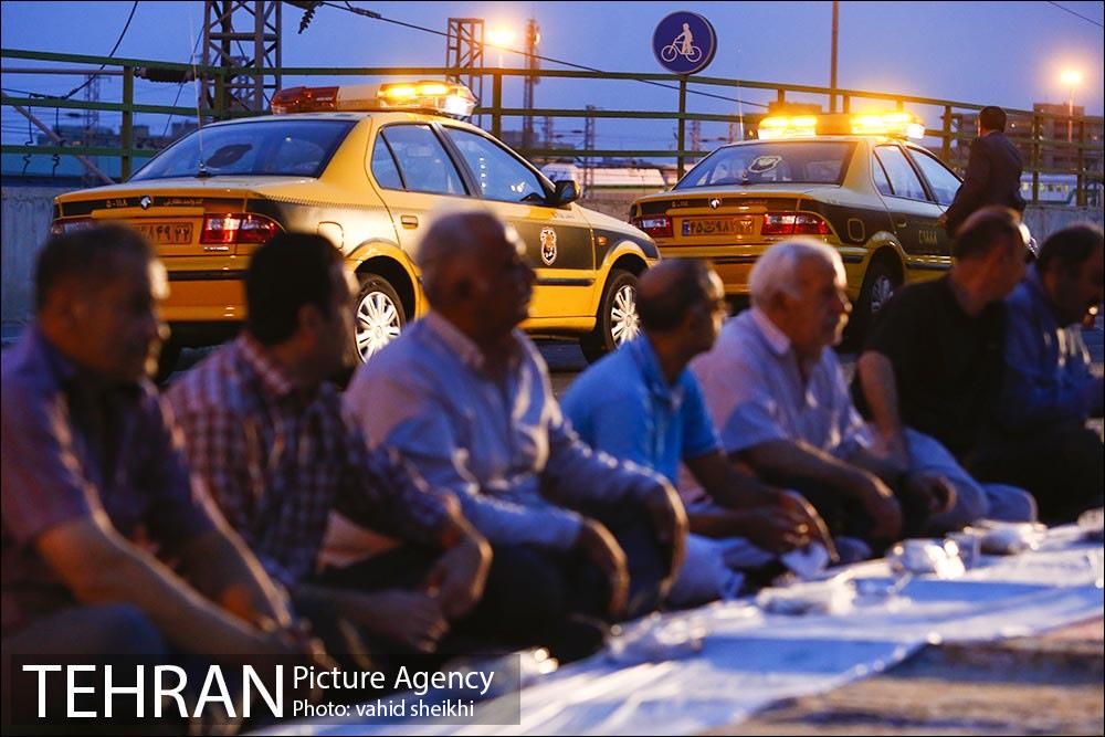 افطاری ساده راننده های تاکسی در پایانه تاکسیرانی صادقیه 6