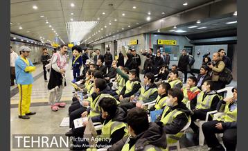 اجرای برنامه تاتر ترافیکی برای کودکان و دانش آموزان در مترو  راه آهن 17