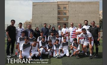 دیدار دوستانه بین پیشکسوتان پرسپولیس-استقلال با کودکان کار 17