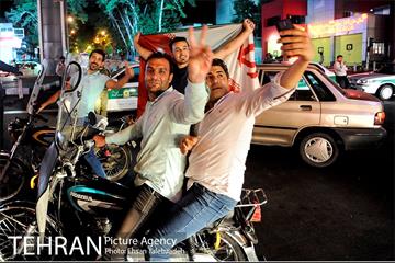شادی مردم تهران پس از صعود تیم ملی فوتبال به جام جهانی 22
