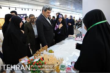 بازدید شهردار تهران از نمایشگاه دستاوردهاى هنرى زنان هنرمند داراى معلولیت 15