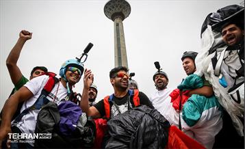 پرش چتربازان به مناسبت روز جمهوری اسلامی 9