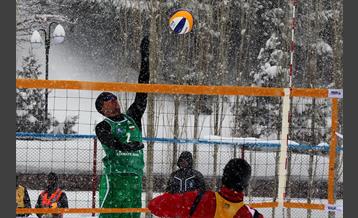 نخستین دوره مسابقات بین‌المللی «والیبال برفی» در پیست دیزین