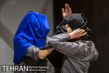 نمایش «است» 3
