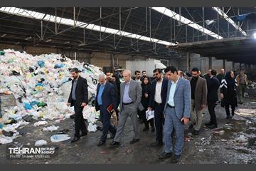 تخلیه و پلمب مرکز غیرمجاز پسماند در منطقه 17 32