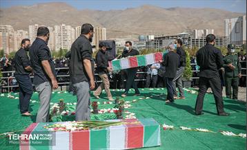 مراسم تشییع و خاکسپاری دوشهید گمنام دفاع مقدس در دریاچه چیتگر 57