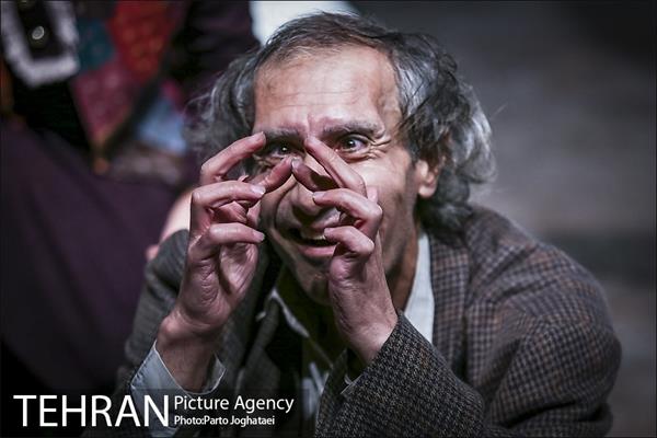 نمایش اطلسی های لگدمال شده 3