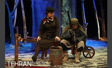 نمایش صبح یک روز لعنتی‎ 19