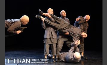 نمایش محفل بی عاری‎ 17