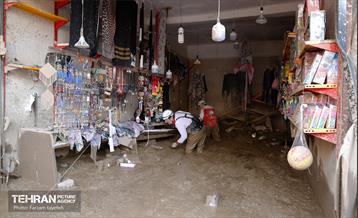 تلاش نیروهای امدادی شهرداری تهران برای تخلیه مناطق سیل زده کن