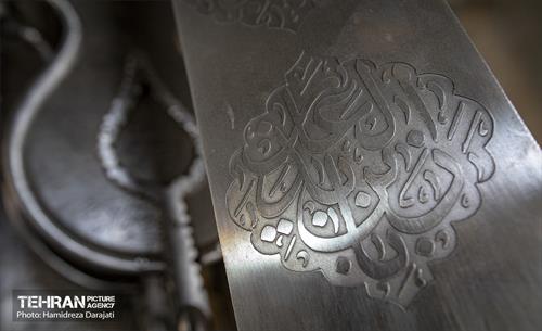 جنس تیغه‎ها از فنر است ، به همین علت در زمان بلند کردن و چرخاندن علم‏ها یک حالت ارتجاعی دارد.