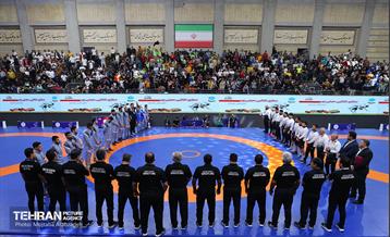 مراسم اهدای کاپ قهرمانی تیم‌های برتر کشتی آزاد توسط شهردار تهران و وزیر ورزش 1