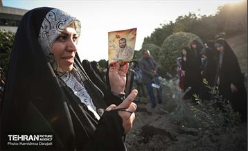 کاشت نهال به یاد شهدا در برج میلاد 3
