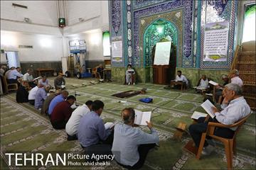 تلاوت قرآن و افطاری ساده مساجد در ماه مبارک رمضان 1