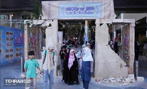 پرواز بادبادک‌ها به یاد شهدای دانش آموزان میناب در آسمان برج میلاد 15