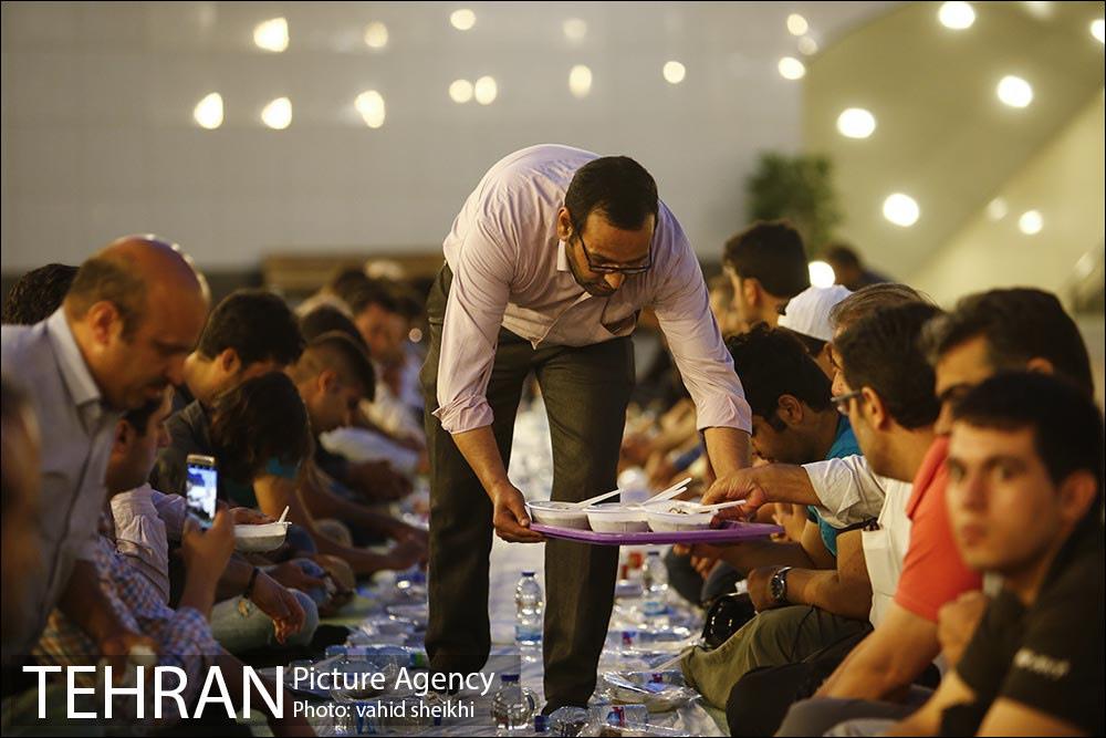 افطاری ساده در ایوان انتظار میدان ولیعصر(عج) 12