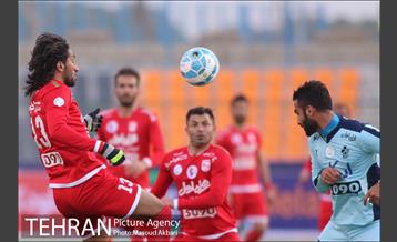 دیدار تیم های فوتبال پیکان و تراکتورسازی