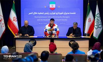 نشست مدیران شهرداری تهران با رئیس جمعیت هلال احمر 52