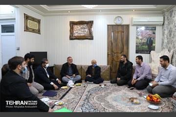 حضور شهردار تهران در منزل خانواده شهید عبدالله باقری 9