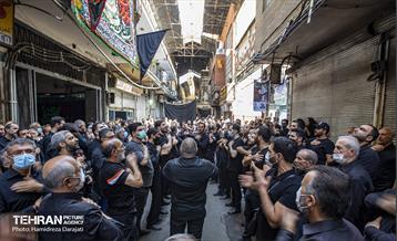 در چهارپایه خوانی خبری از تشریفات عزاداری و خرافات نیست. اینجا مداح با دل و جان همه را به کربلا می برد