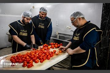طبخ غذای نذری عتبه علوی برای آسیب دیدگان جنگ رمضان