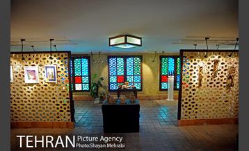 بازدید فاطمه دانشور عضو شورای شهر از نمایشگاه هنری  "فردا در آیینه" 6