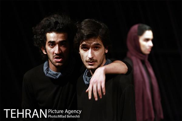 نمایش هویت پروانه های مرده‎ 3
