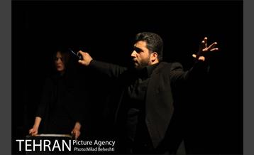 نمایشنامه خوانی او فقط خسته بود‎ 11