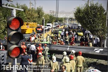 سقوط جرثقیل در بزرگراه شهید محلاتی 4
