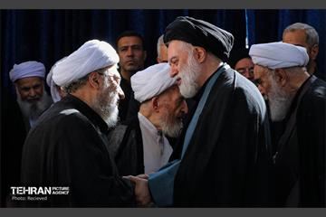 مراسم اقامه نماز بر پیکر آقای شهید ایران 50