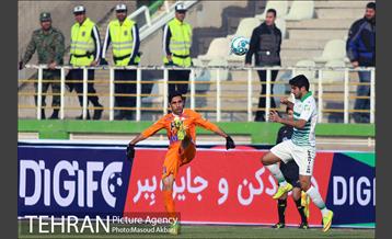 دیدار تیم های فوتبال سایپا تهران و ذوب آهن اصفهان