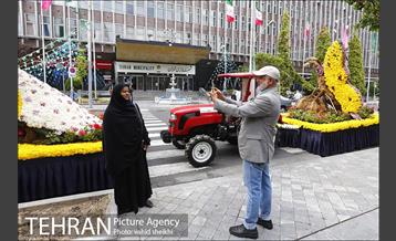 کاروان گل در خیابان بهشت 17