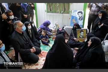 نواخته شدن زنگ دانش آموز شهید در قطعه شهدای گمنام 2