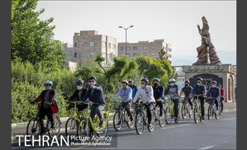 پویش سه شنبه های بدون خودرو در منطقه 8