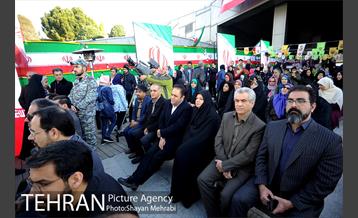 در آغاز چهلمین فجر انقلاب، آیین اهتزاز بزرگترین پرچم مقدس کشورمان با حضور شهردار تهران 25
