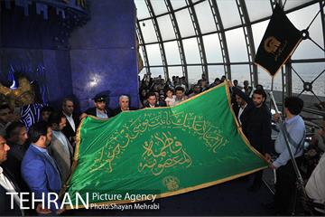 اهتزاز پرچم حرم حضرت معصومه (س) در برج میلاد 24
