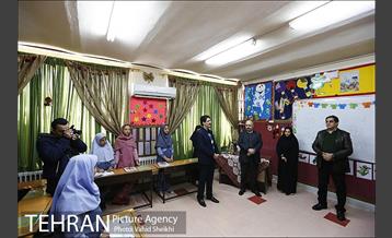 بازدید مدیر کل دفتر شهردار تهران از مدرسه صبح رویش 13