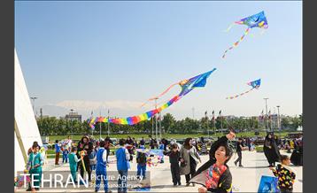 همایش زنگ تحرک و جشنواره بادبادک ها در میدان آزادی 35